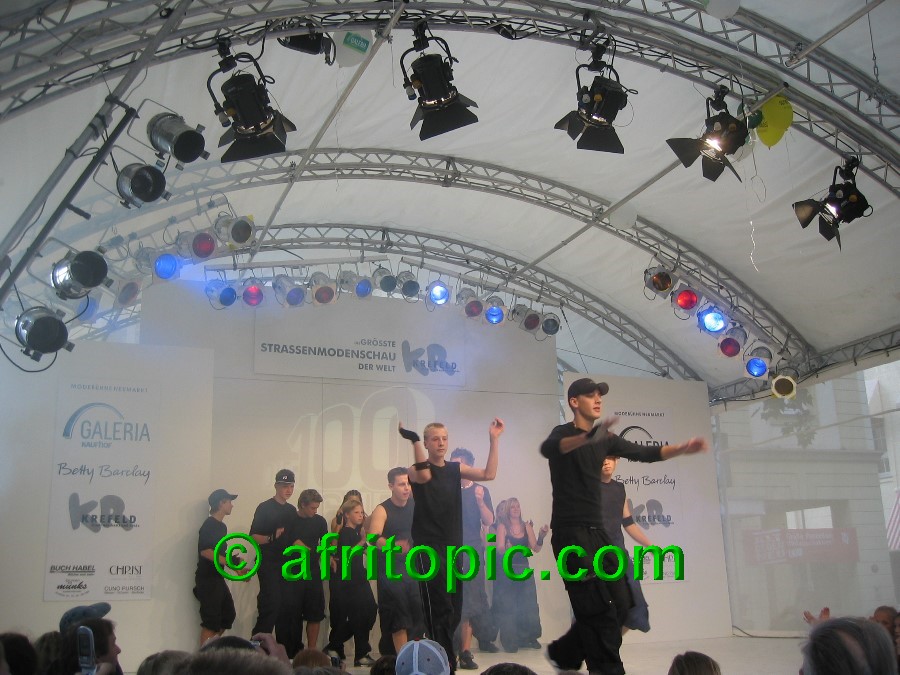 ../Images/Krefeld-Strssenmodenschau-2005 486.jpg